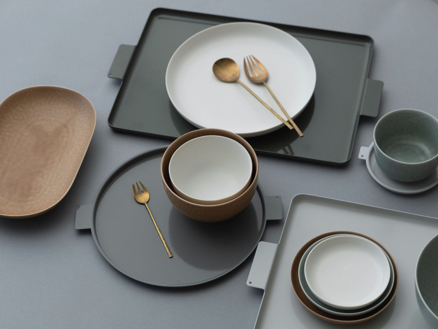 yumiko iihoshi porcelain/‘Colored’ aluminum tray round