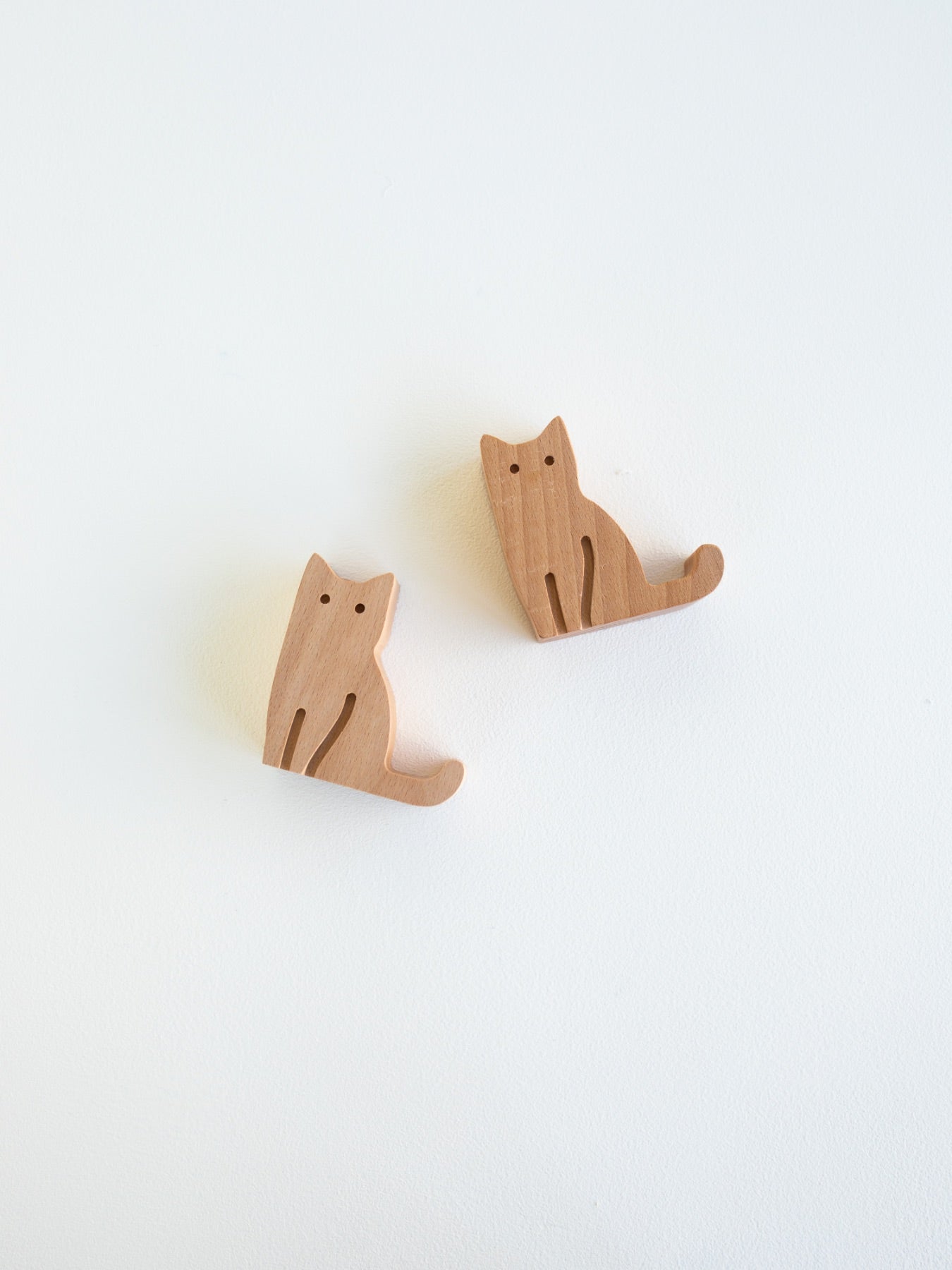 CAT BEECHWOOD PHONE STAND（猫のスマートフォンスタンド）