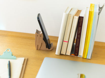 CAT BEECHWOOD PHONE STAND（猫のスマートフォンスタンド）