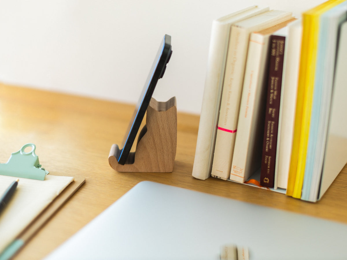 CAT BEECHWOOD PHONE STAND（猫のスマートフォンスタンド）