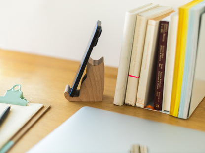 CAT BEECHWOOD PHONE STAND（猫のスマートフォンスタンド）