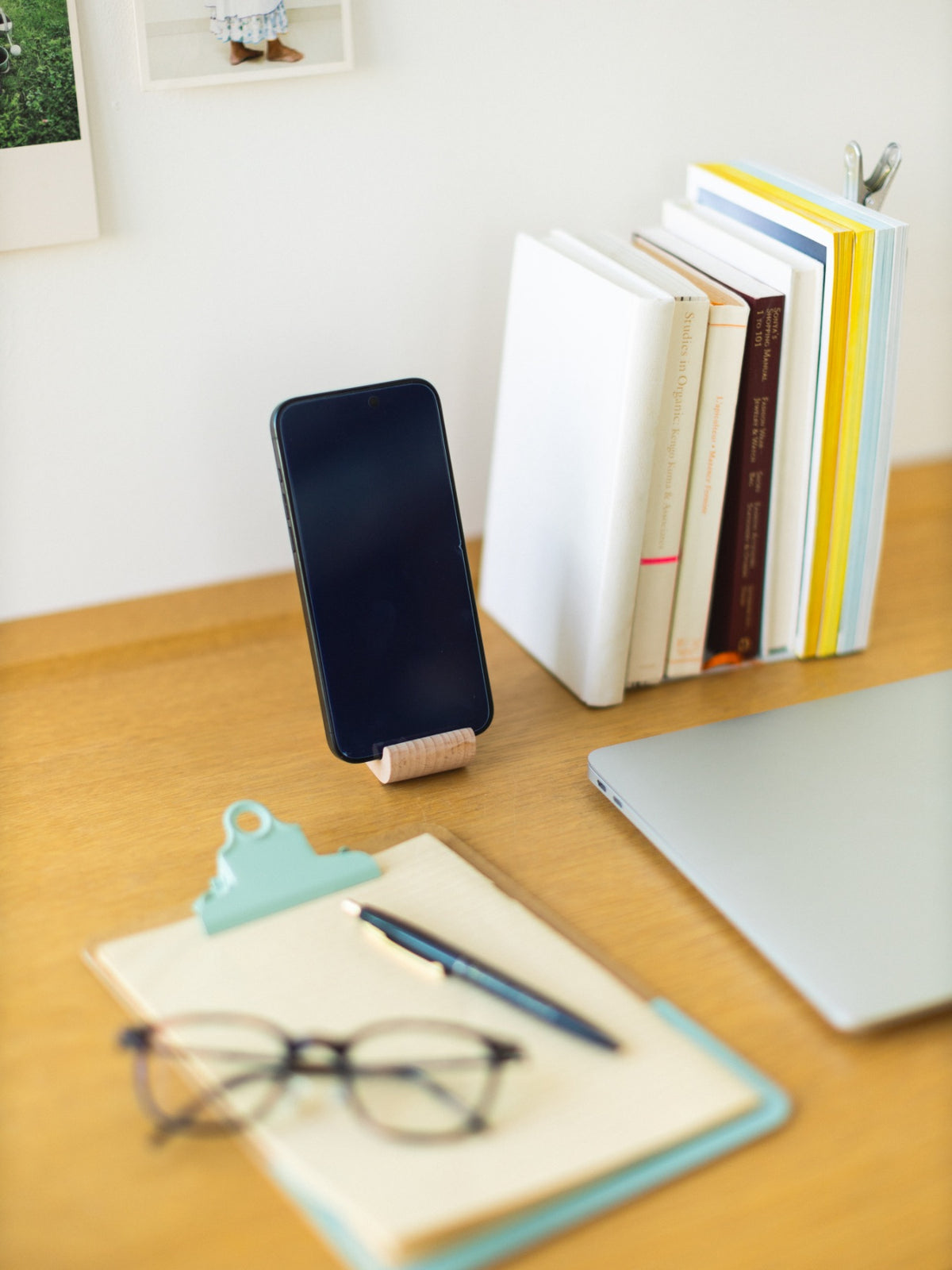 CAT BEECHWOOD PHONE STAND（猫のスマートフォンスタンド）