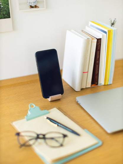 CAT BEECHWOOD PHONE STAND（猫のスマートフォンスタンド）