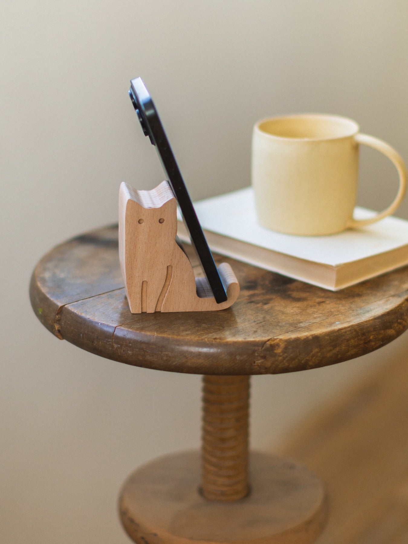 CAT BEECHWOOD PHONE STAND（猫のスマートフォンスタンド）