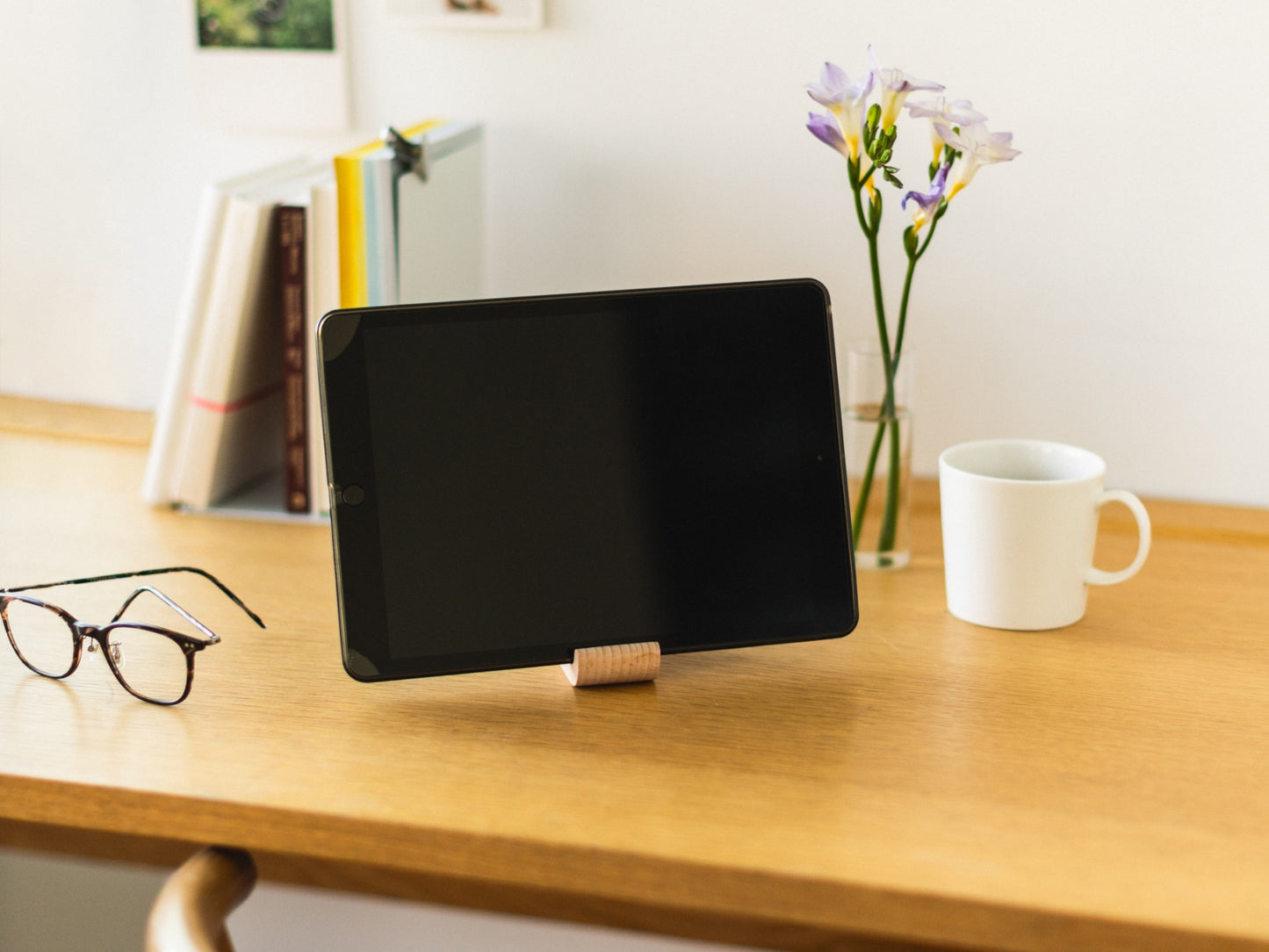 CAT BEECHWOOD PHONE STAND（猫のスマートフォンスタンド）