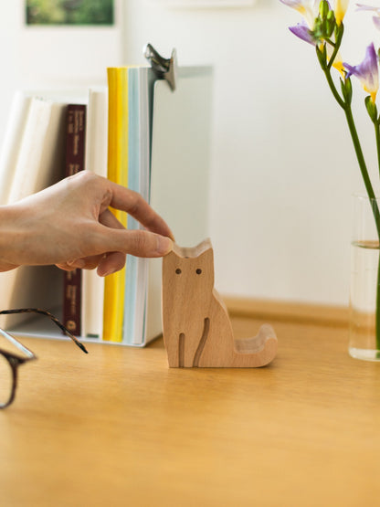 CAT BEECHWOOD PHONE STAND（猫のスマートフォンスタンド）