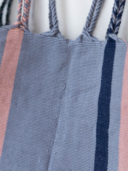糸の飛び出しやほつれが見られる場合があります。