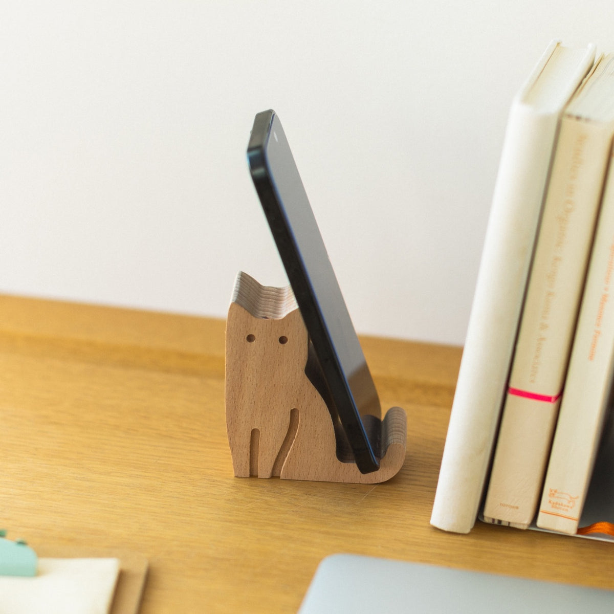 CAT BEECHWOOD PHONE STAND（猫のスマートフォンスタンド）