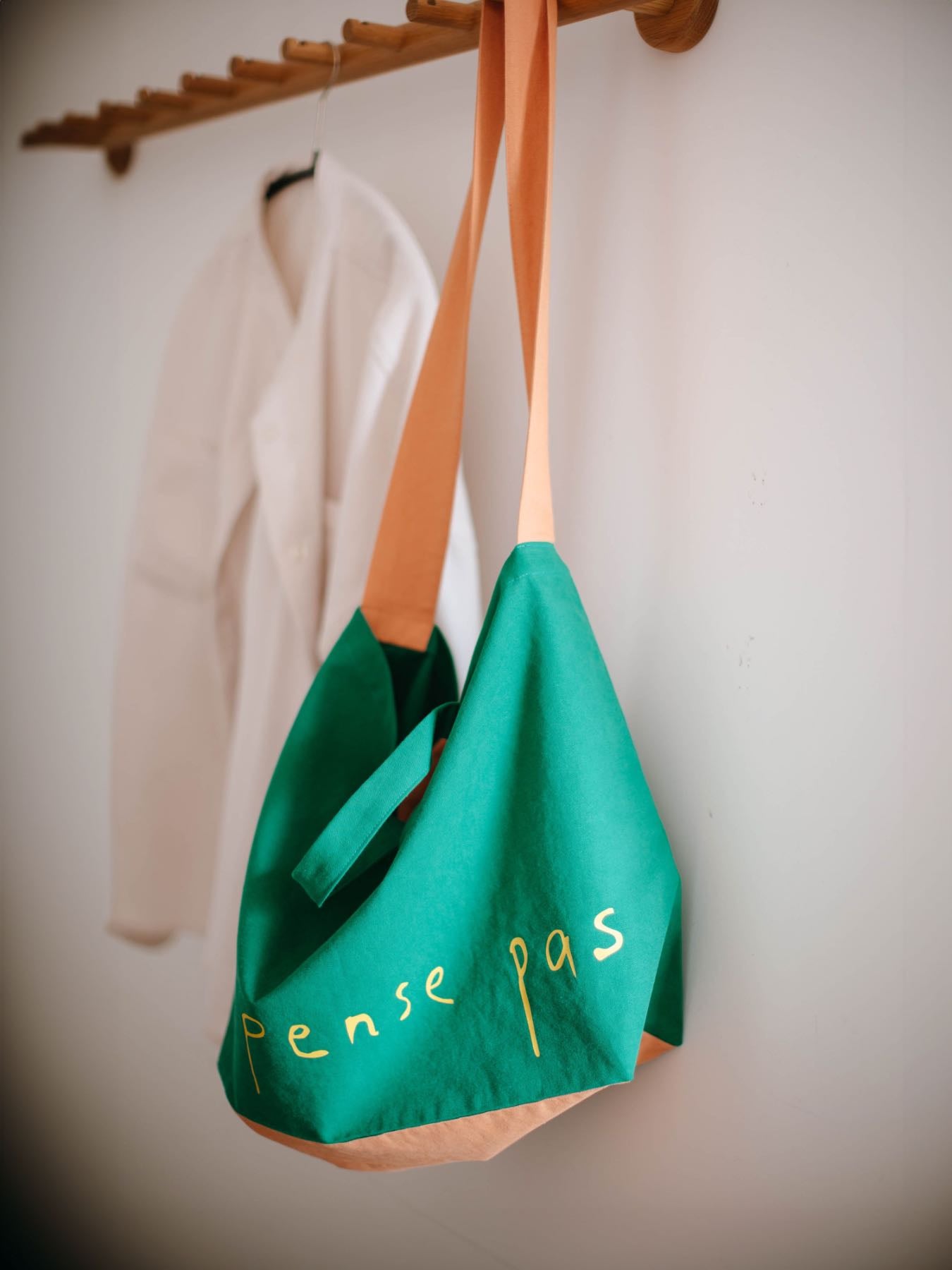 ne pense pas バイカラー ロゴバッグ