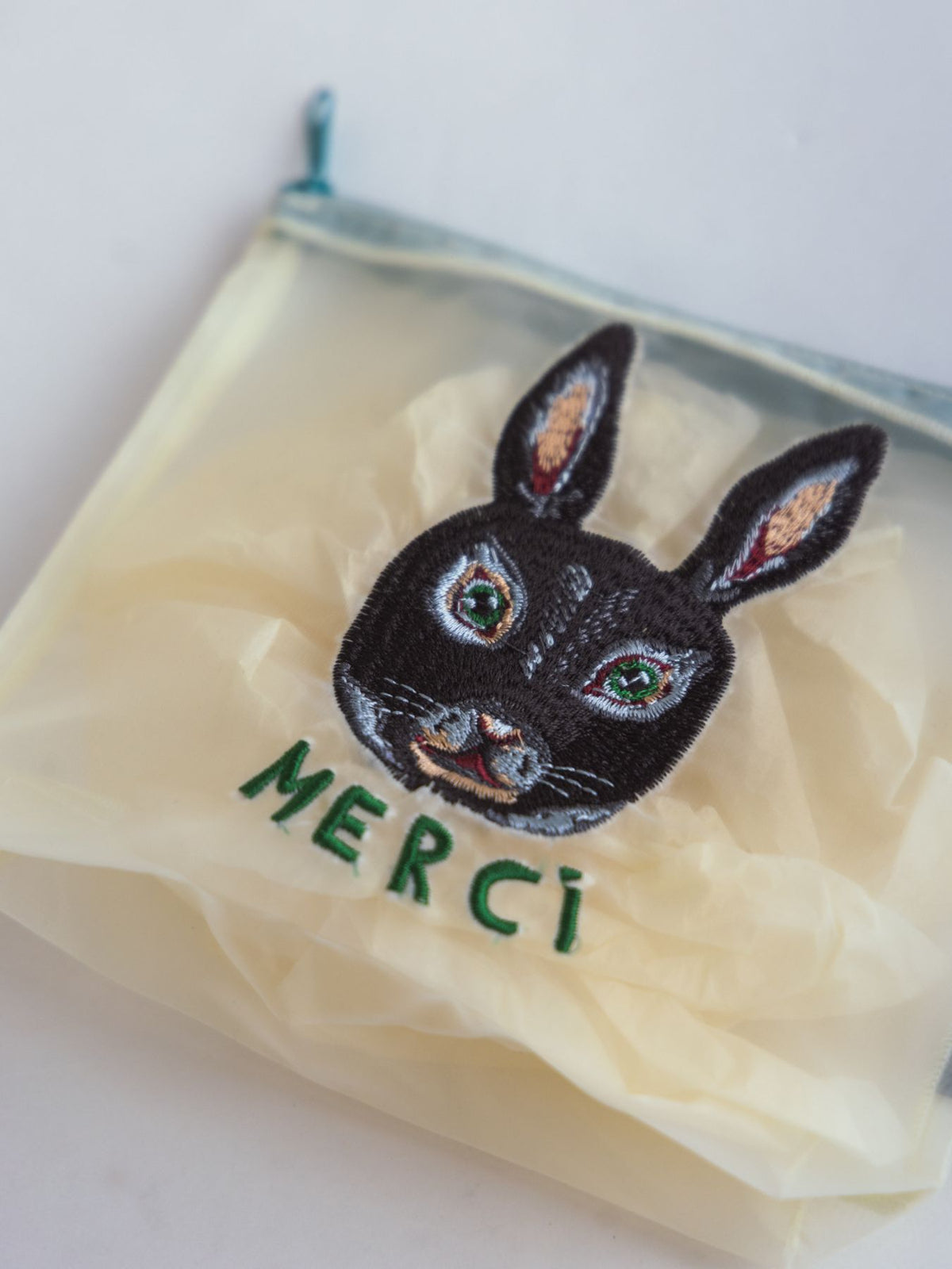 刺繍ディテール<br>
糸の飛び出しが見られる場合があります。
