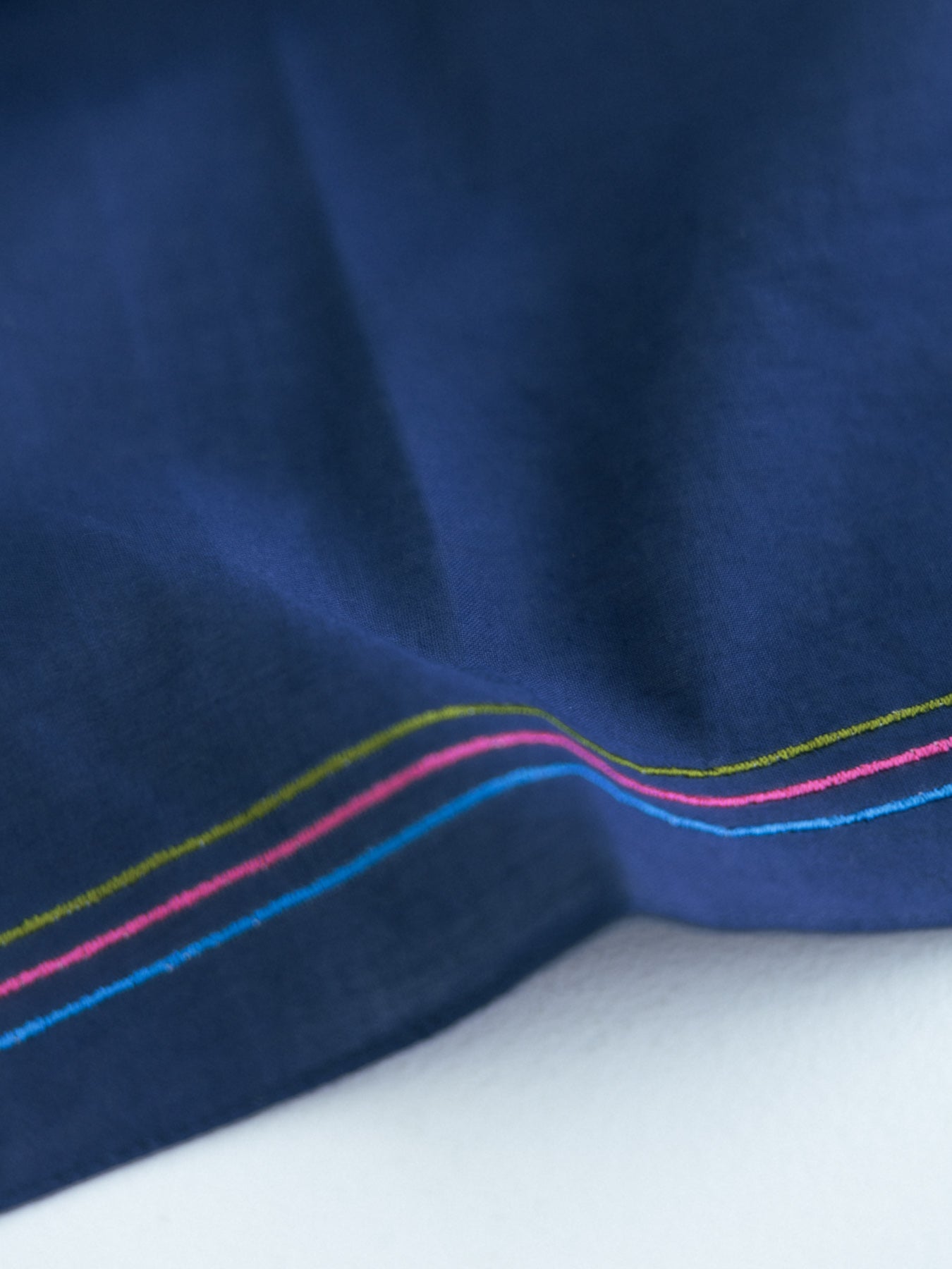 ライン刺繍のディテール