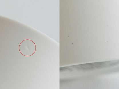 製造過程でへこみや黒点、小さな汚れなどが生じる場合があります。